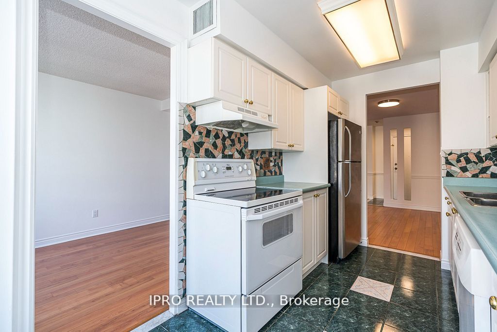 633 Bay St, #2403