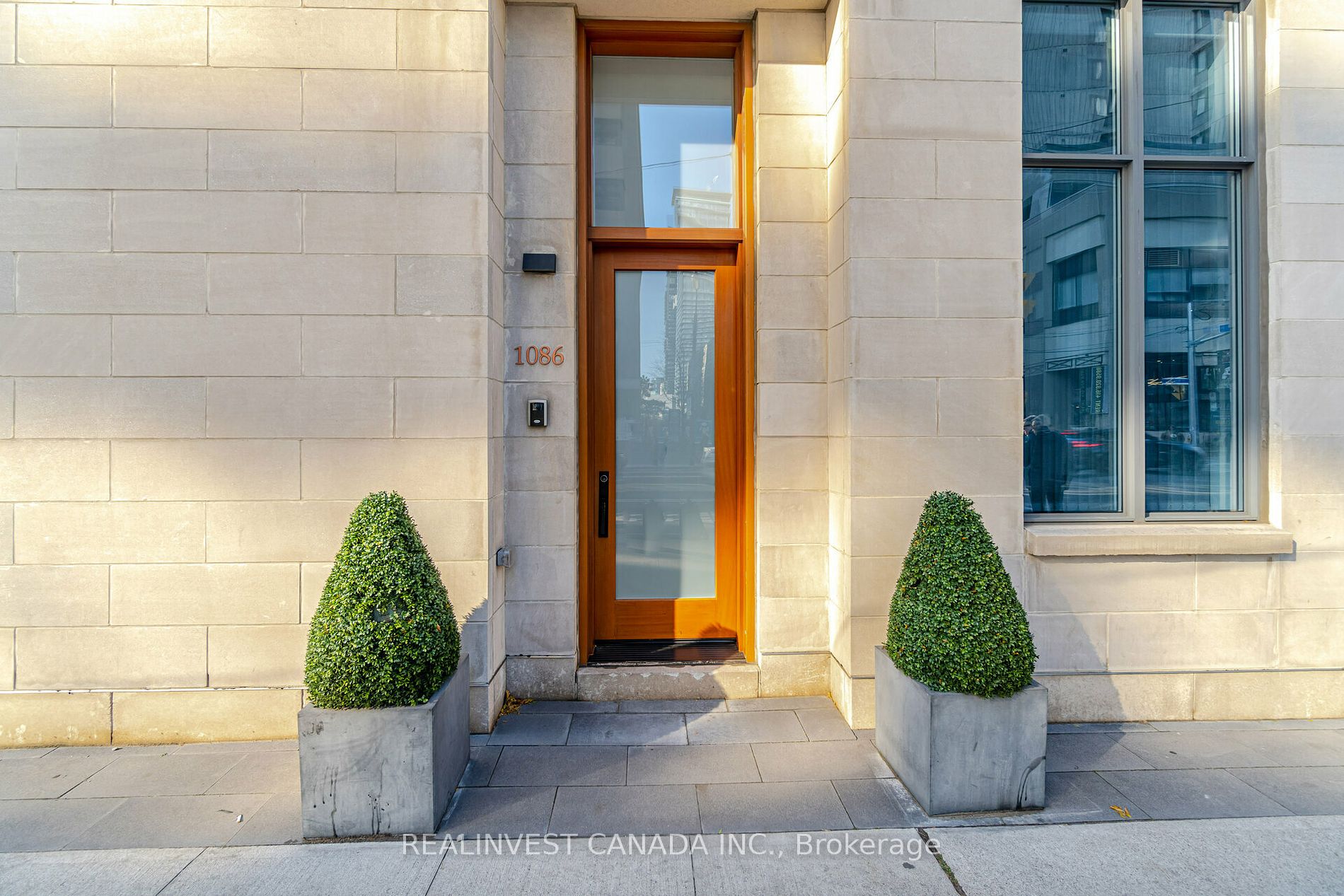 1086 Bay St, #16