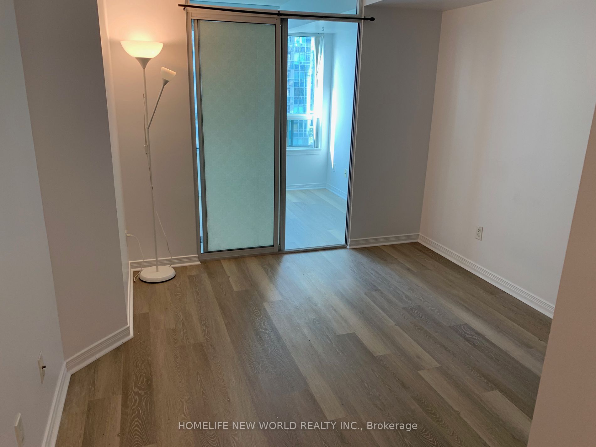 28 Harrison Garden Blvd, #910