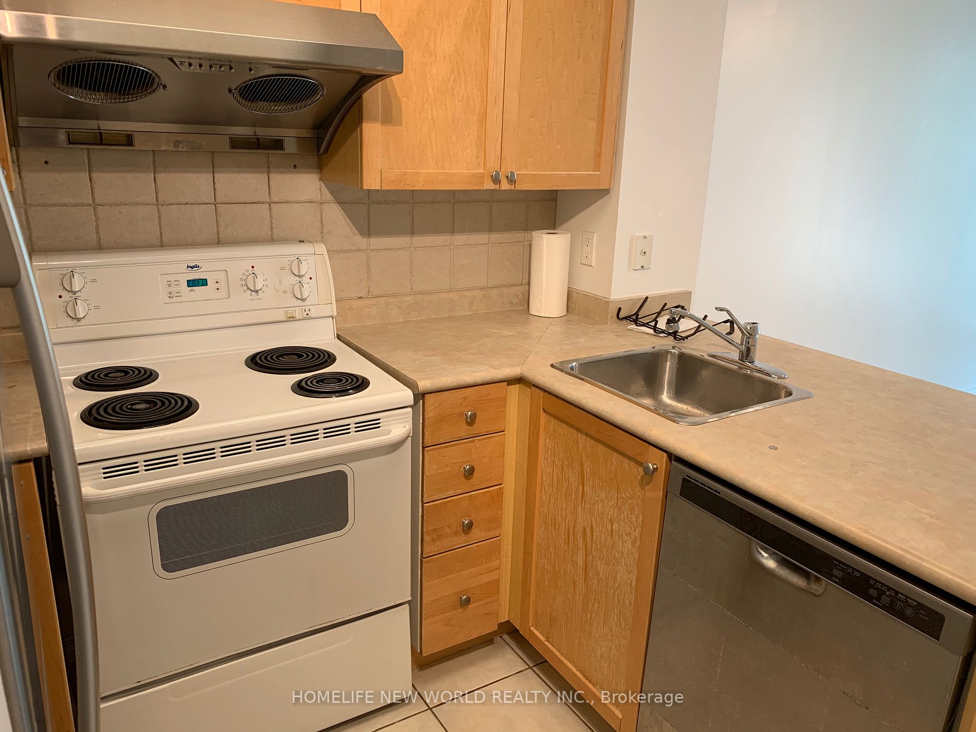 28 Harrison Garden Blvd, #910
