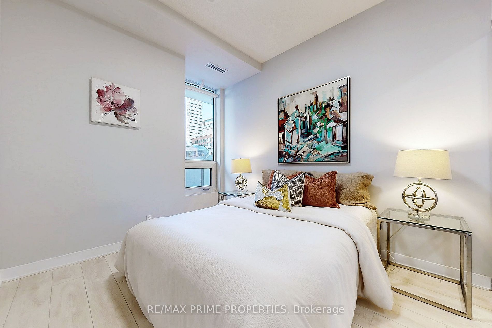 2221 Yonge St, #602