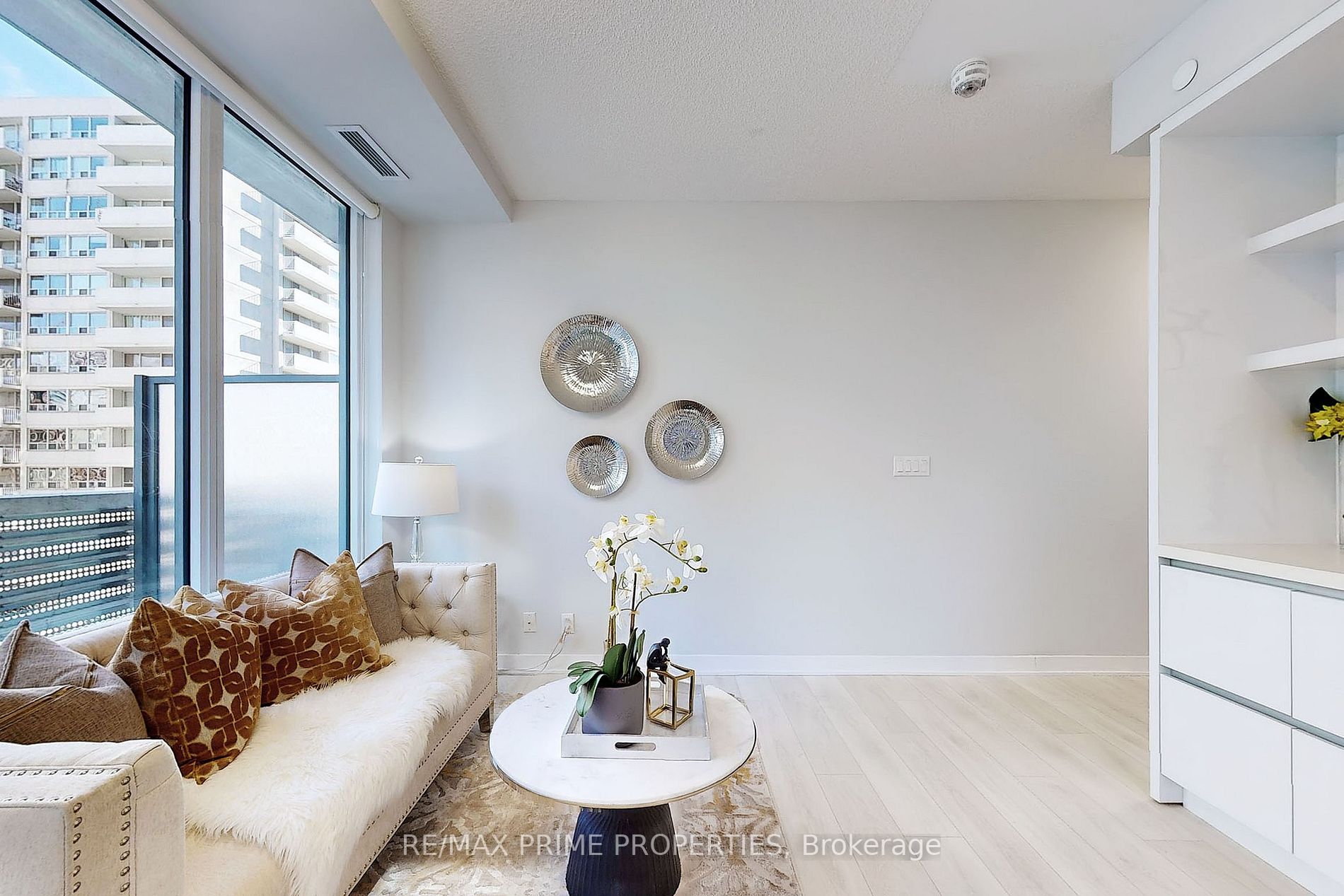 2221 Yonge St, #602