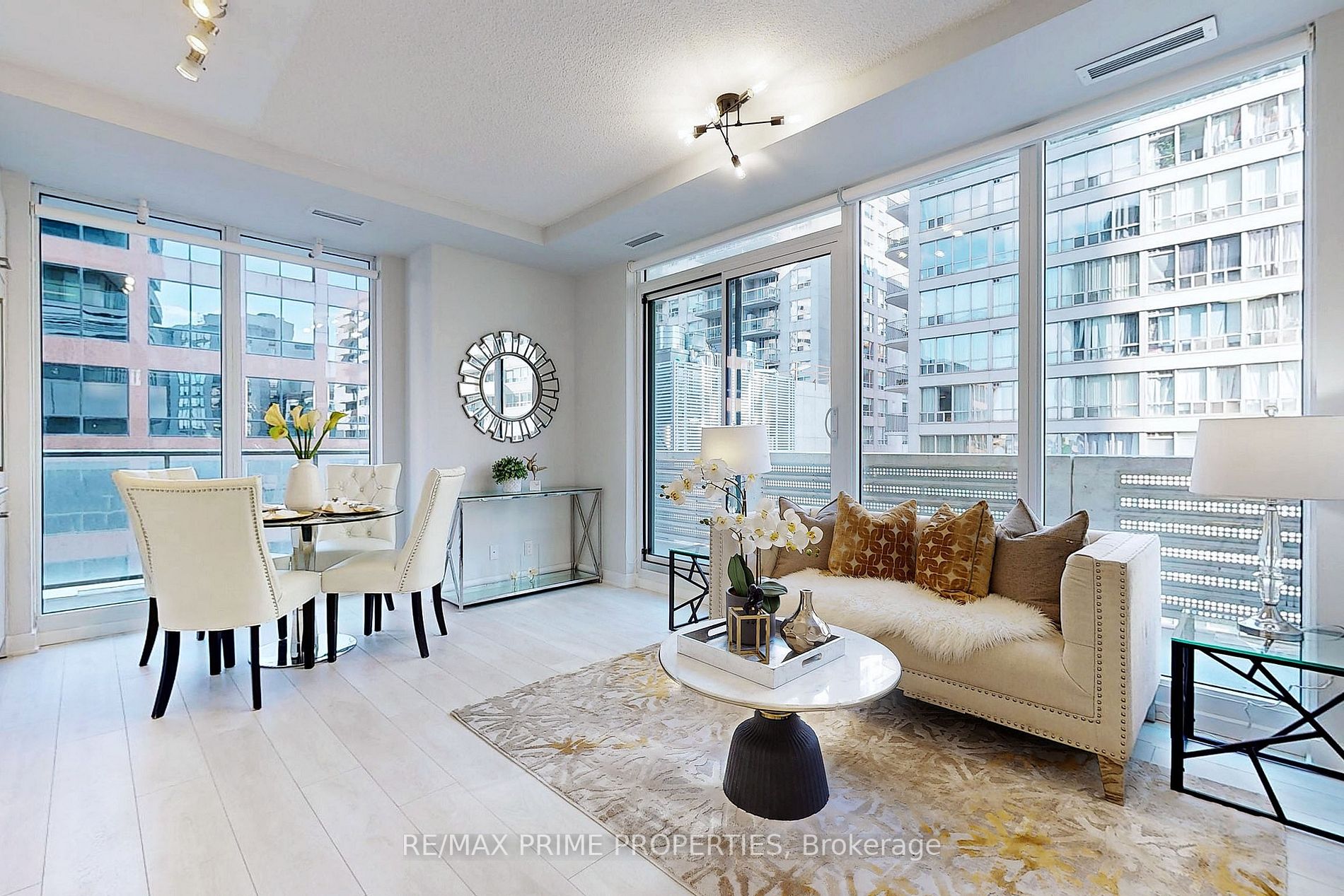 2221 Yonge St, #602