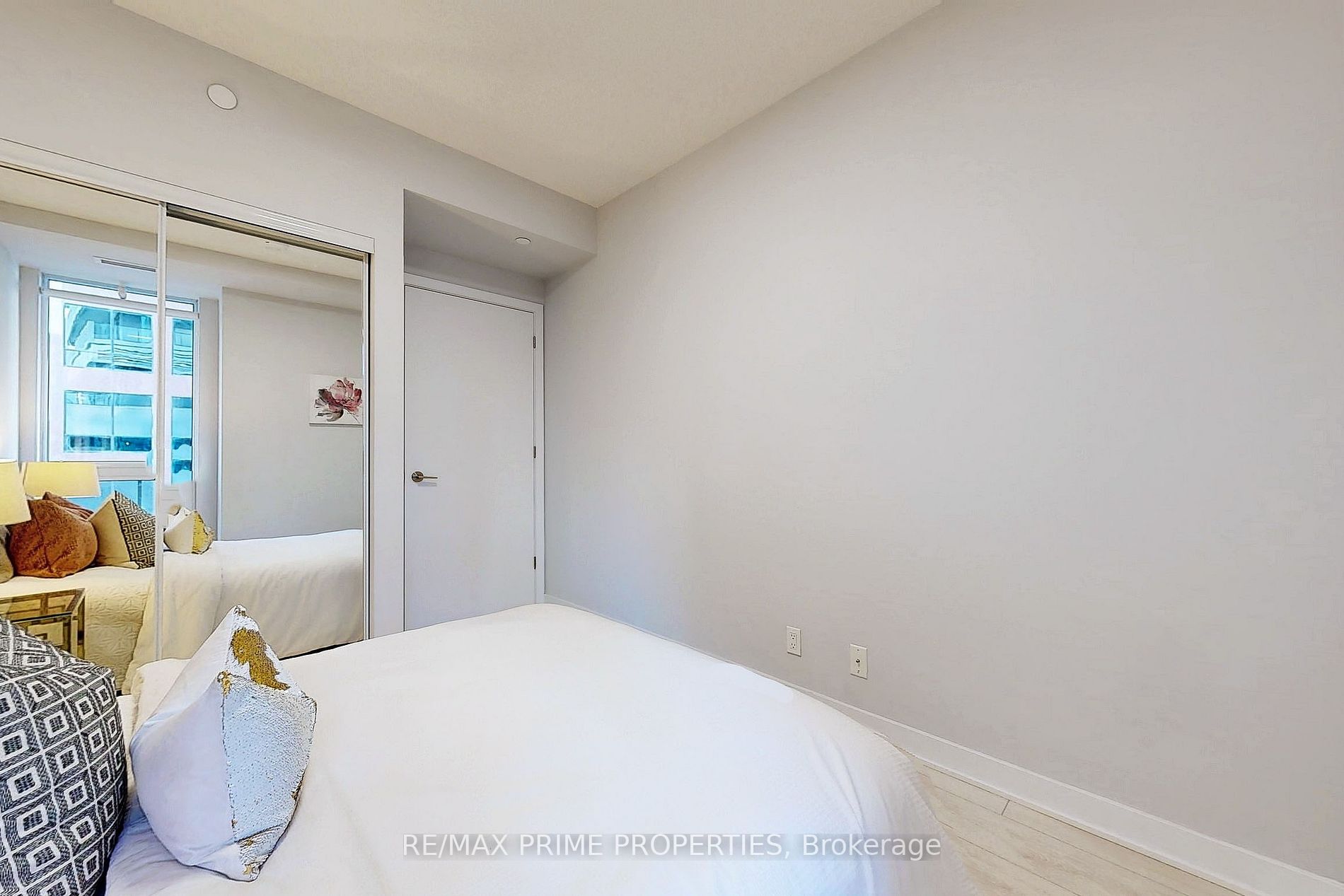 2221 Yonge St, #602
