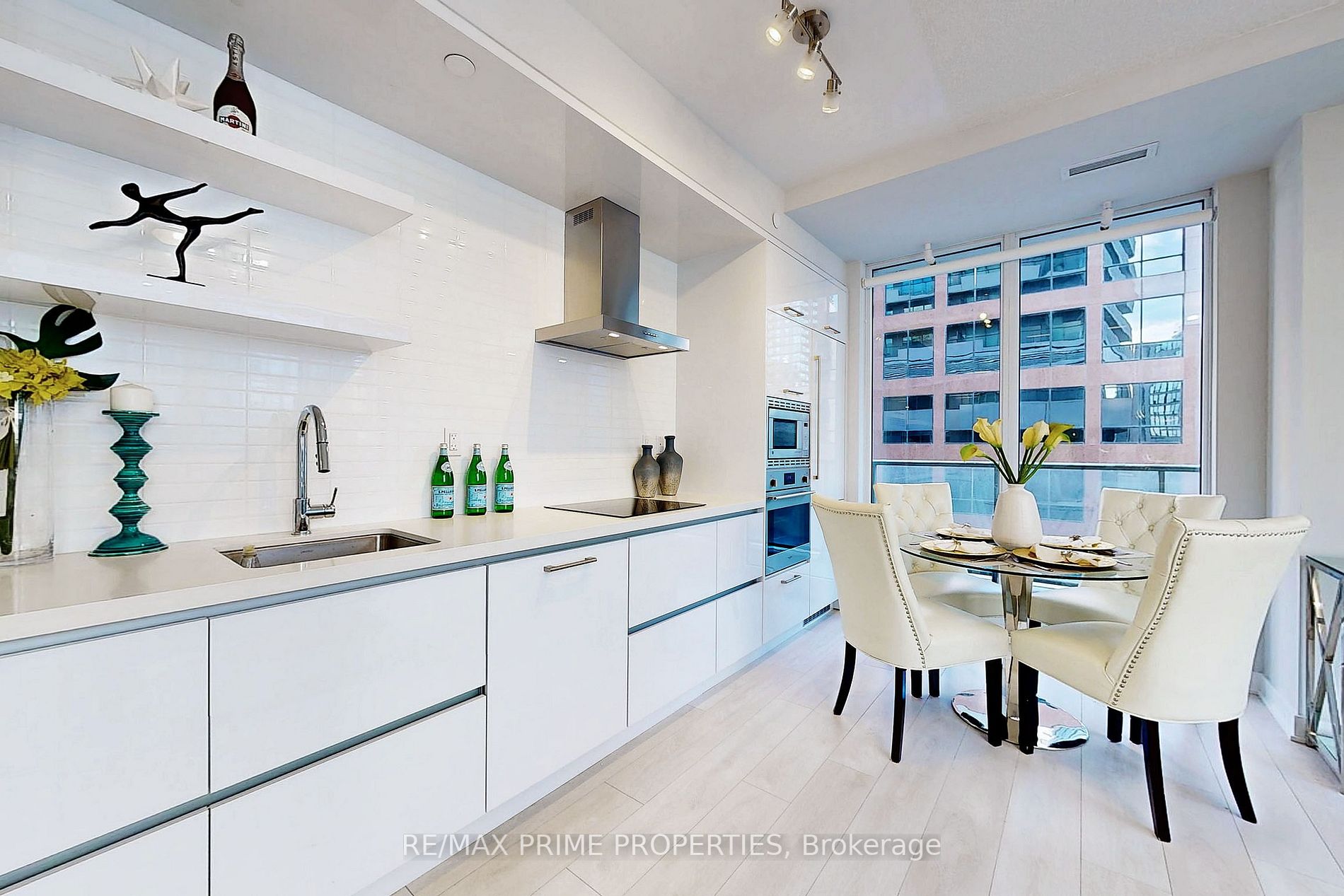 2221 Yonge St, #602