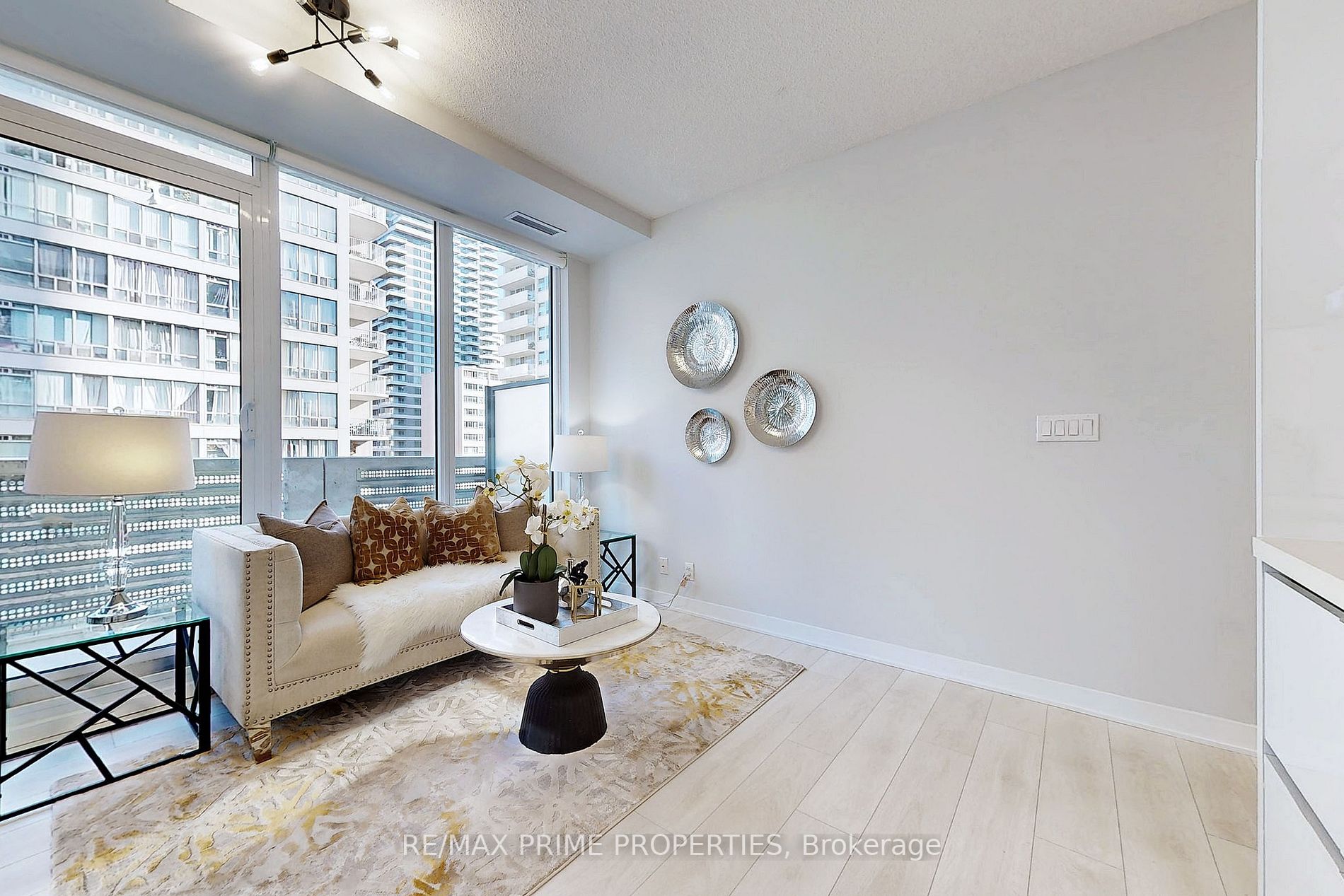 2221 Yonge St, #602