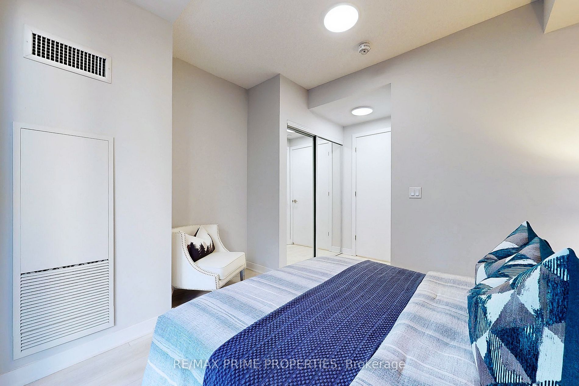 2221 Yonge St, #602