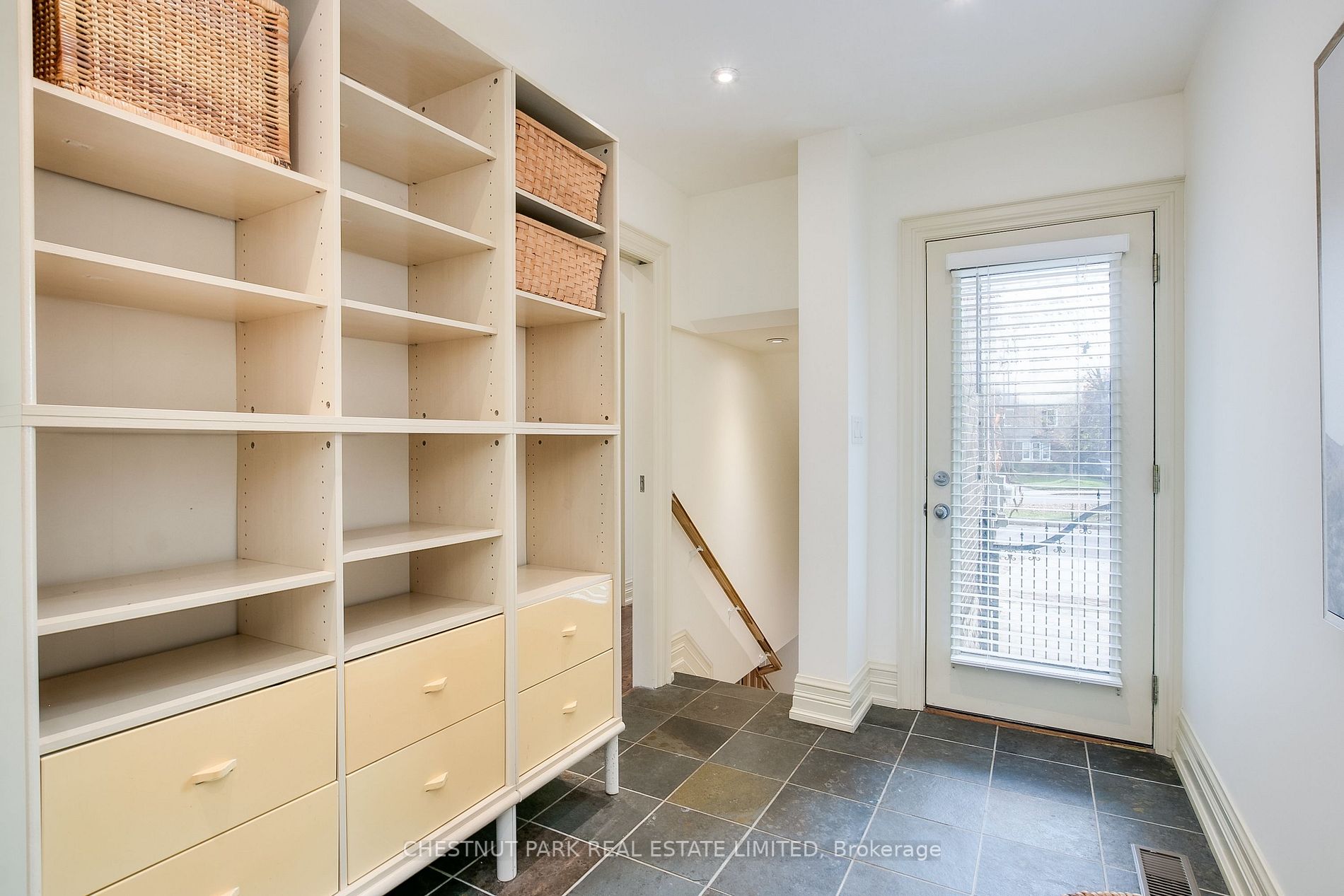 24 Cameron Cres