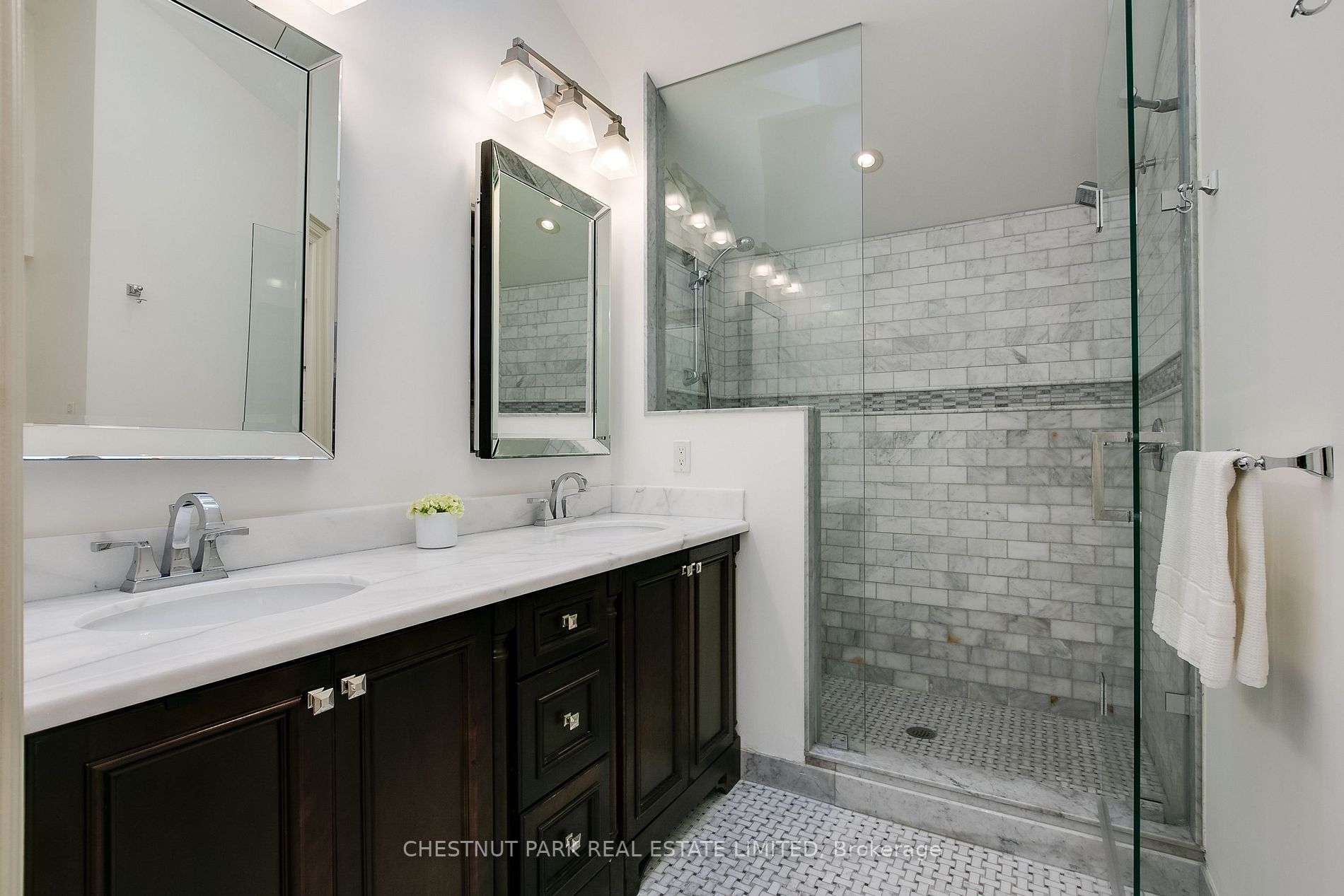 24 Cameron Cres
