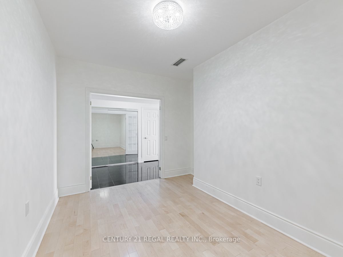 12 Rean Dr, #Ph7