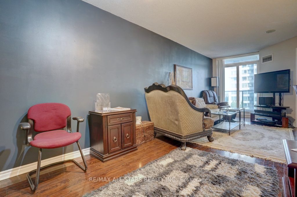 1 Rean Dr, #407