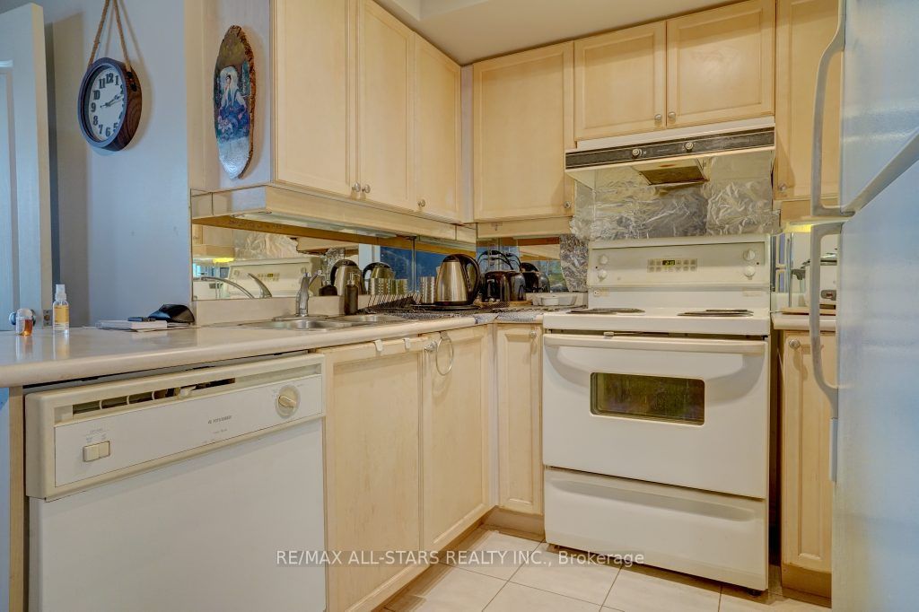 1 Rean Dr, #407