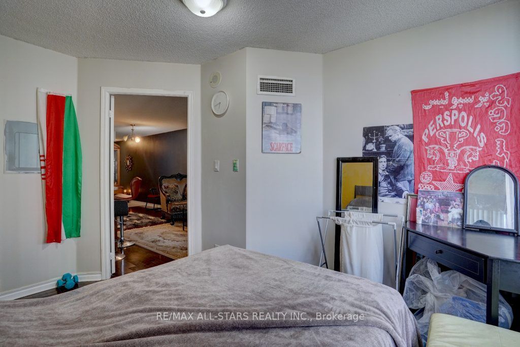 1 Rean Dr, #407