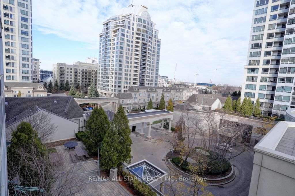 1 Rean Dr, #407