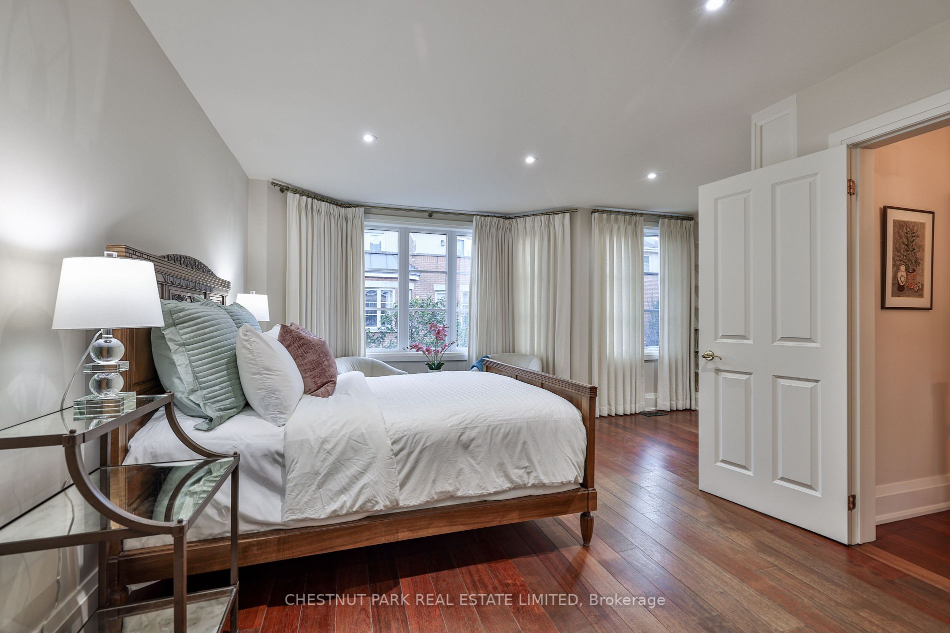 31 Shaftesbury Ave, #13