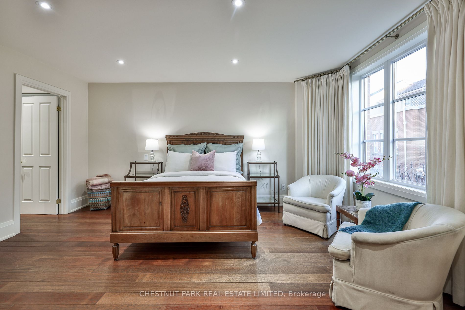 31 Shaftesbury Ave, #13