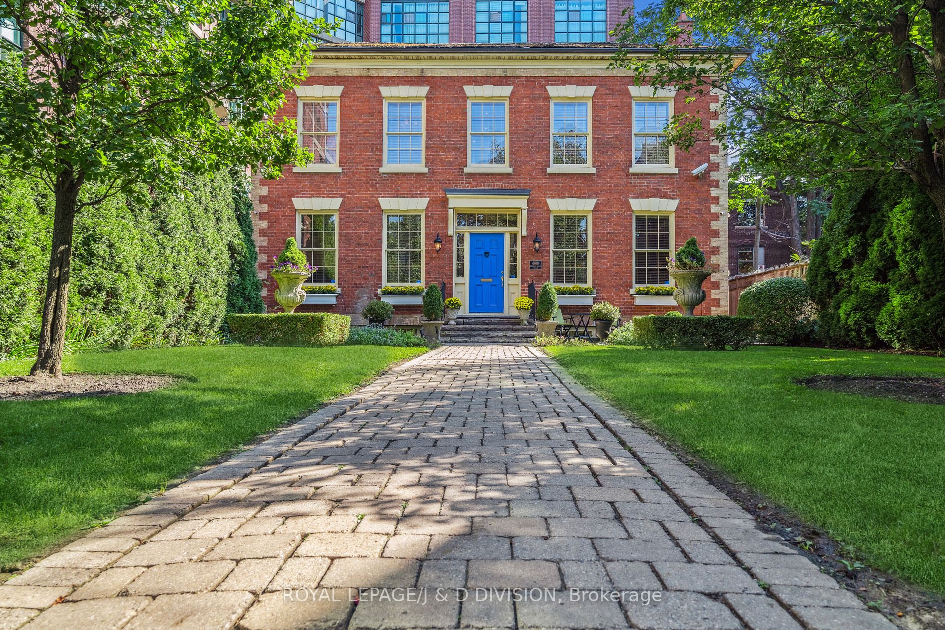 905 Queen St W