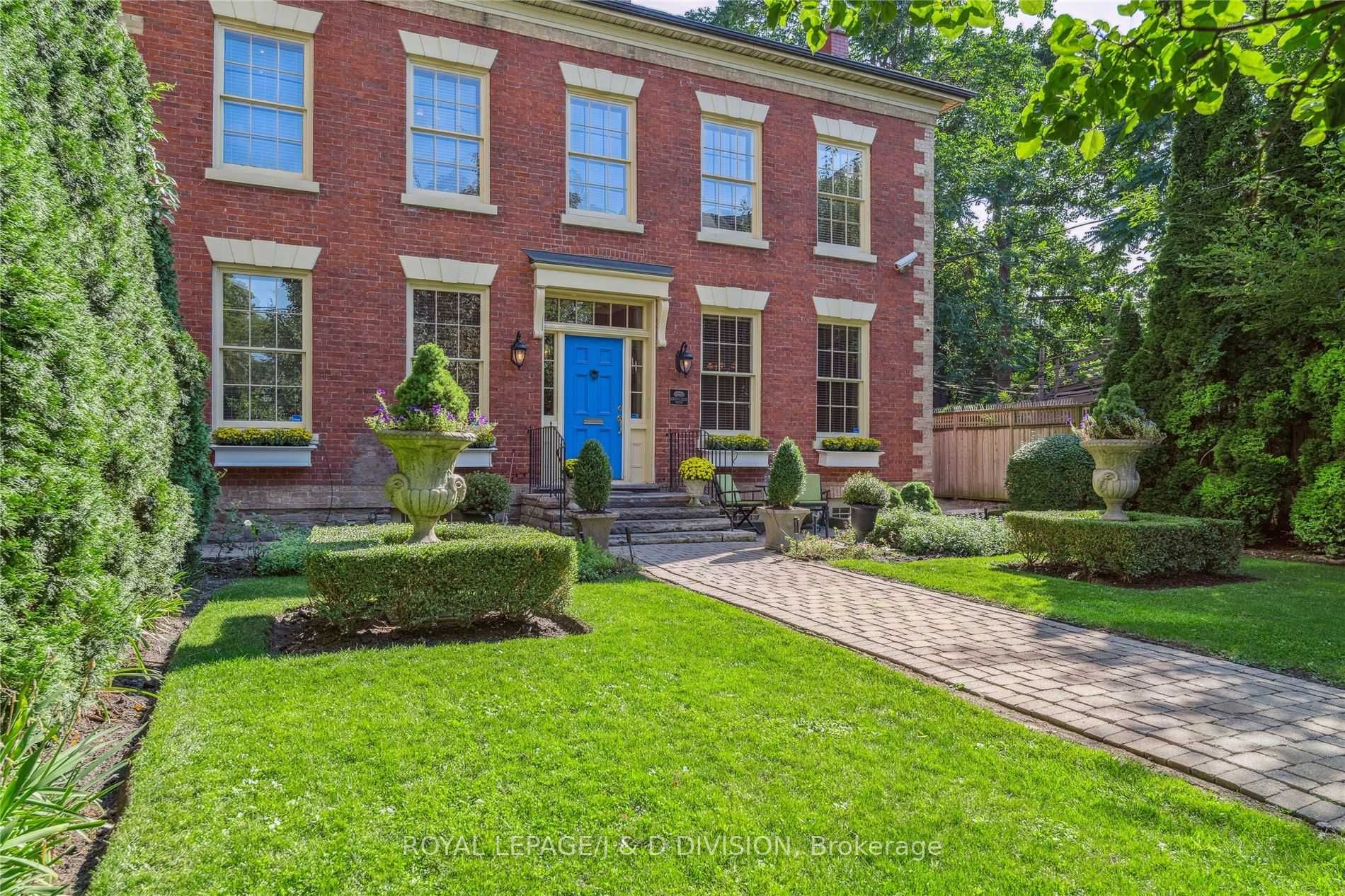 905 Queen St W