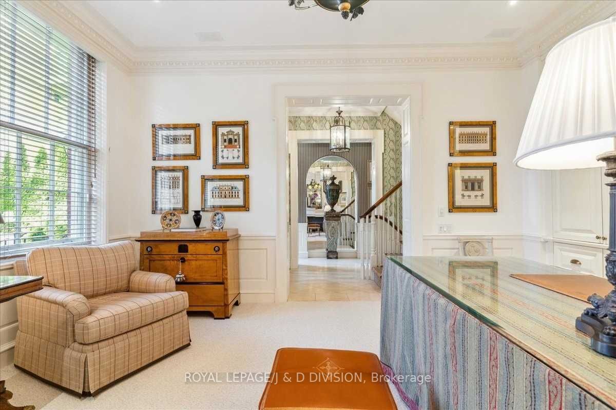 905 Queen St W