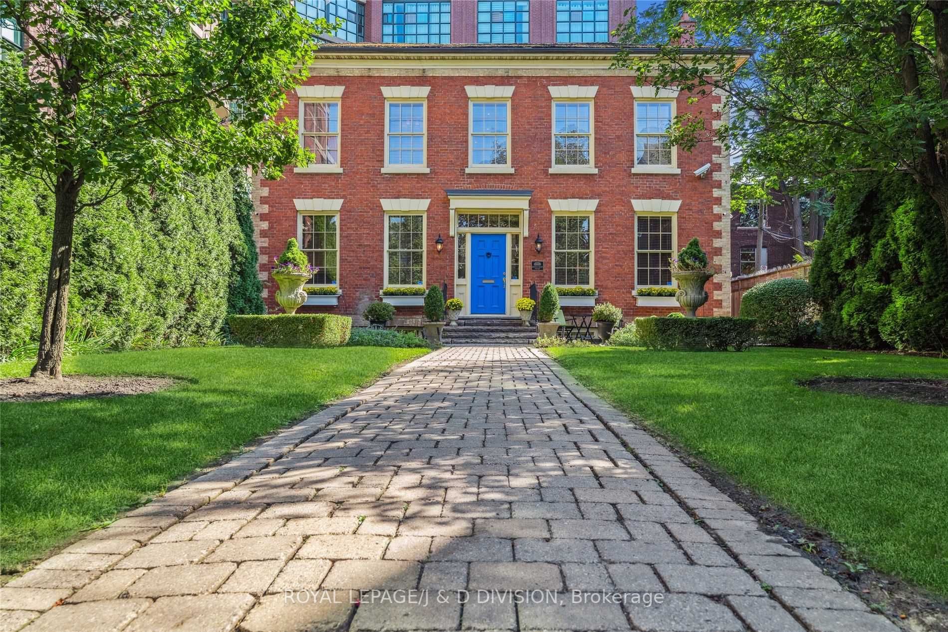 905 Queen St W