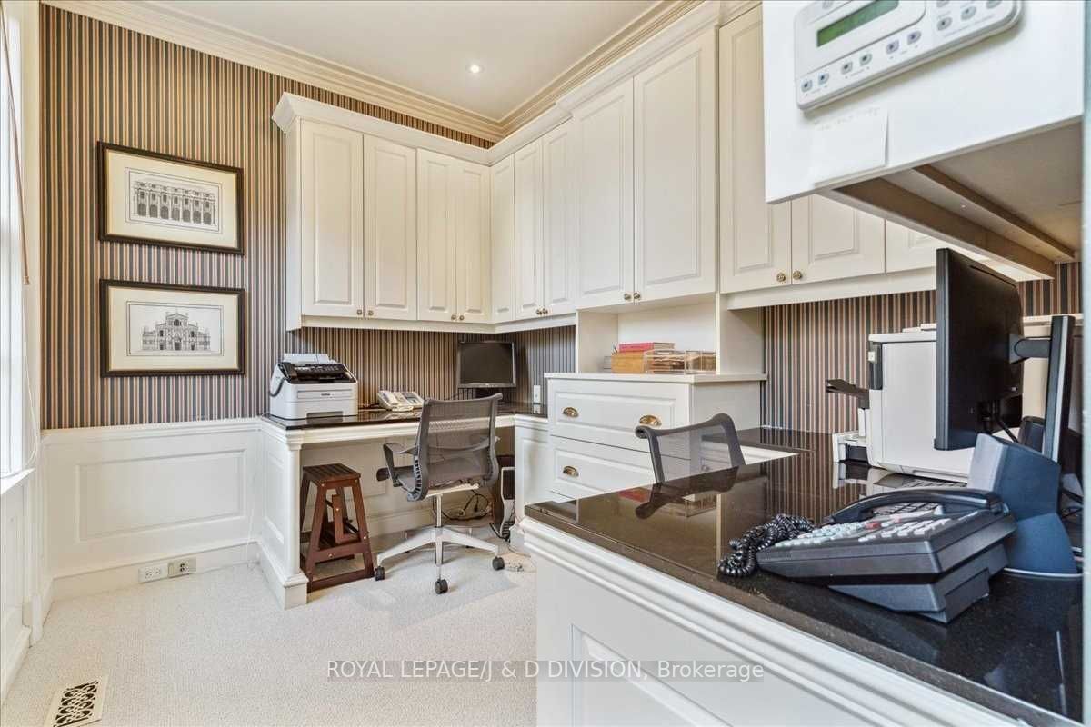 905 Queen St W