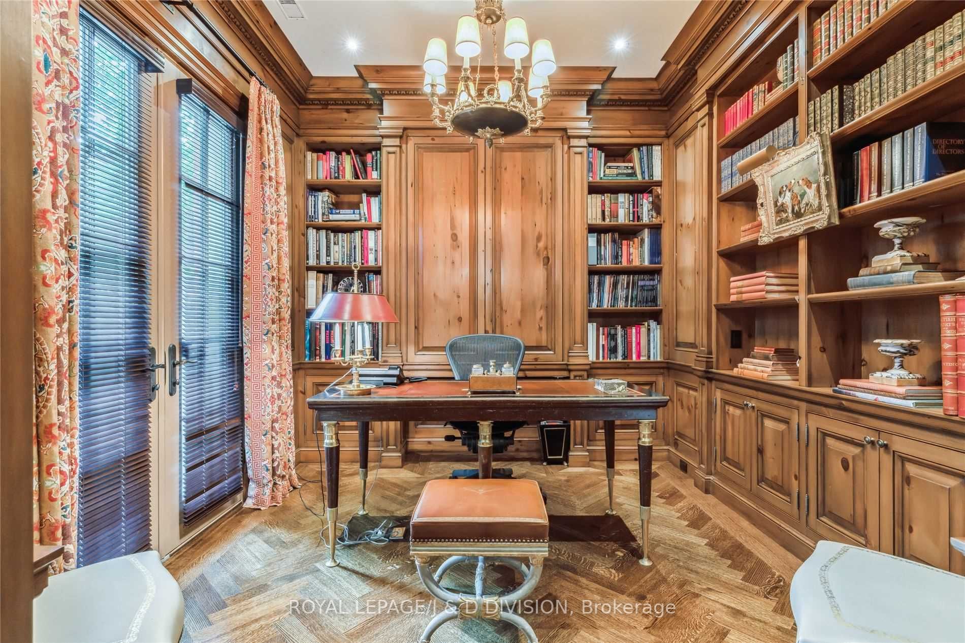905 Queen St W