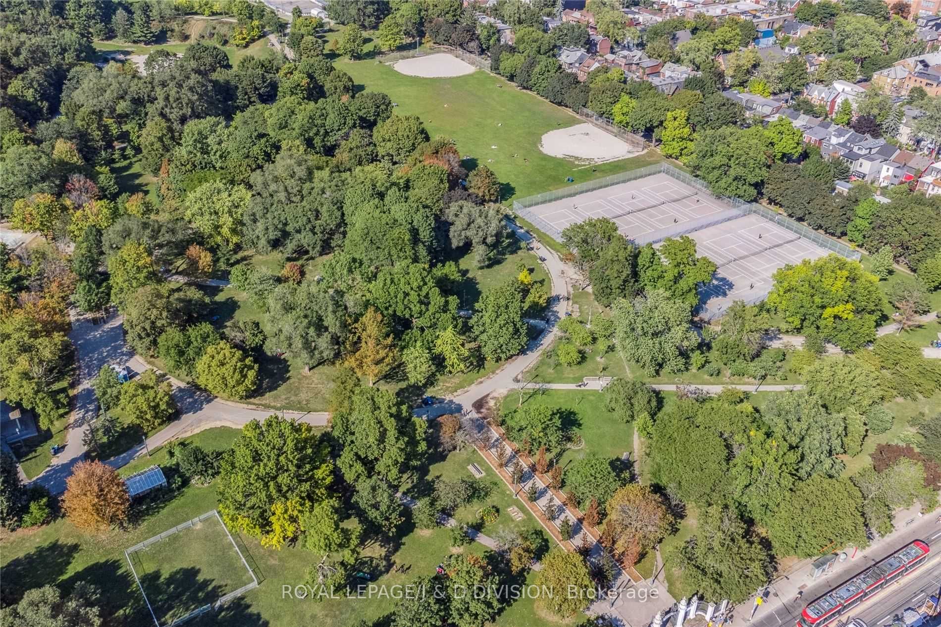 905 Queen St W