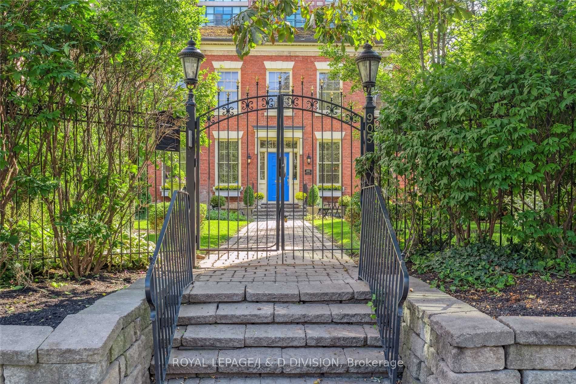 905 Queen St W