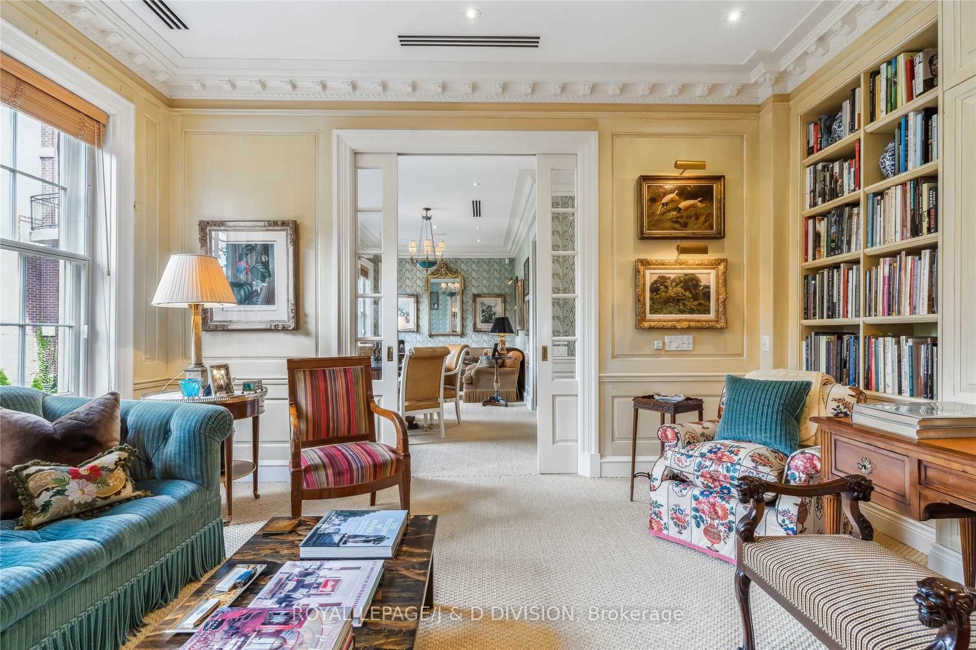 905 Queen St W