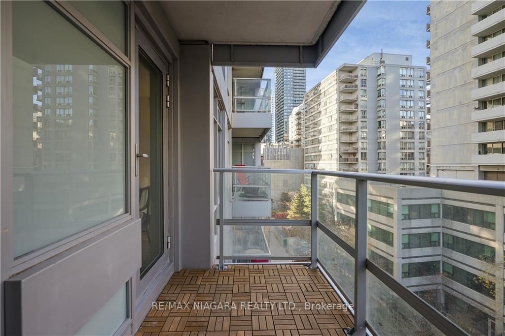 2191 Yonge St, #701