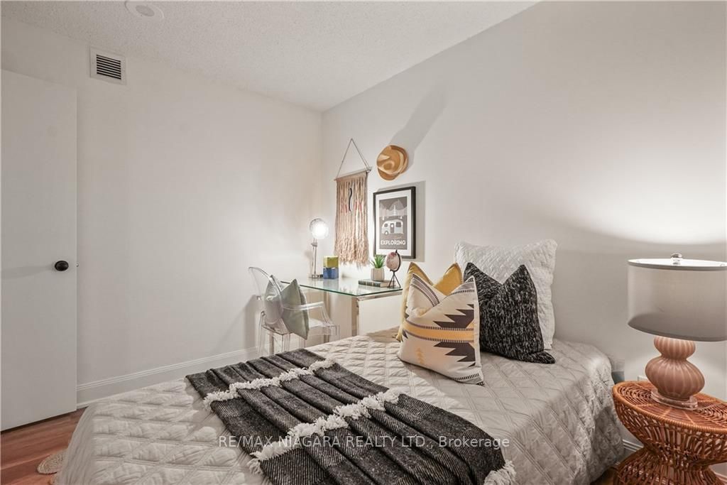 2191 Yonge St, #701
