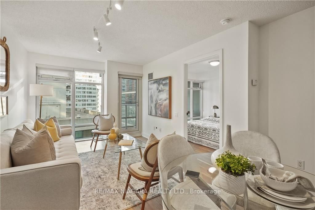 2191 Yonge St, #701
