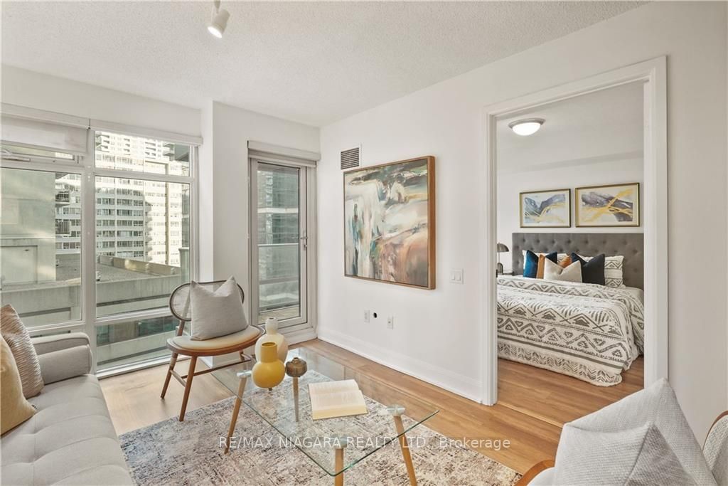 2191 Yonge St, #701