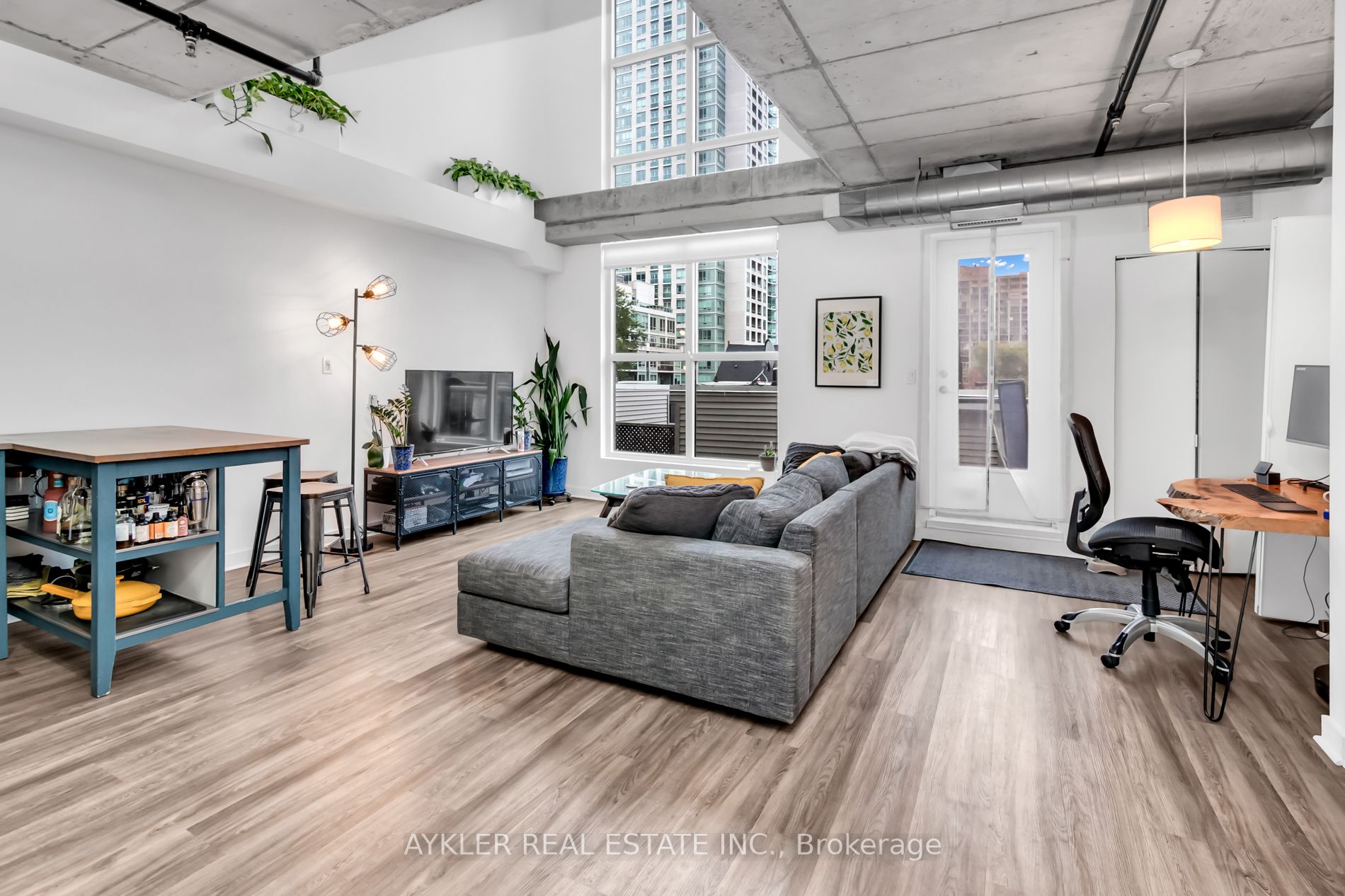 10 Wellesley Pl, #405