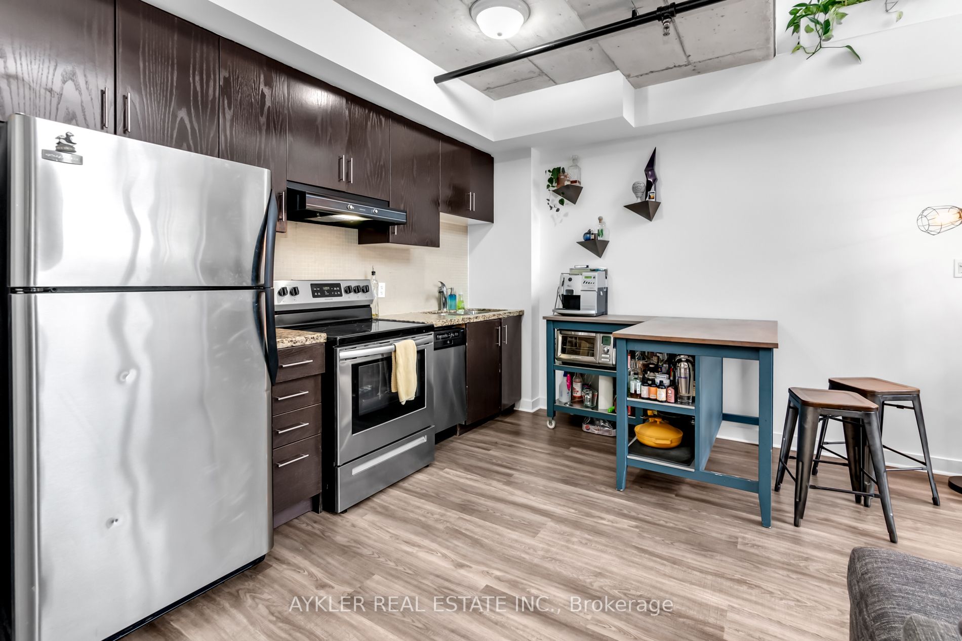 10 Wellesley Pl, #405
