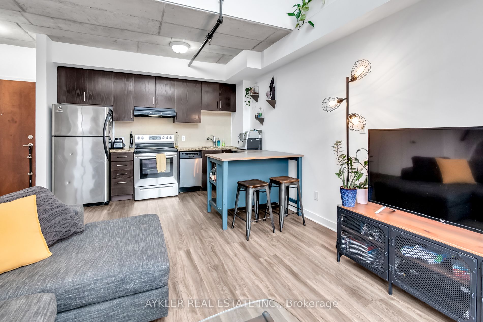 10 Wellesley Pl, #405