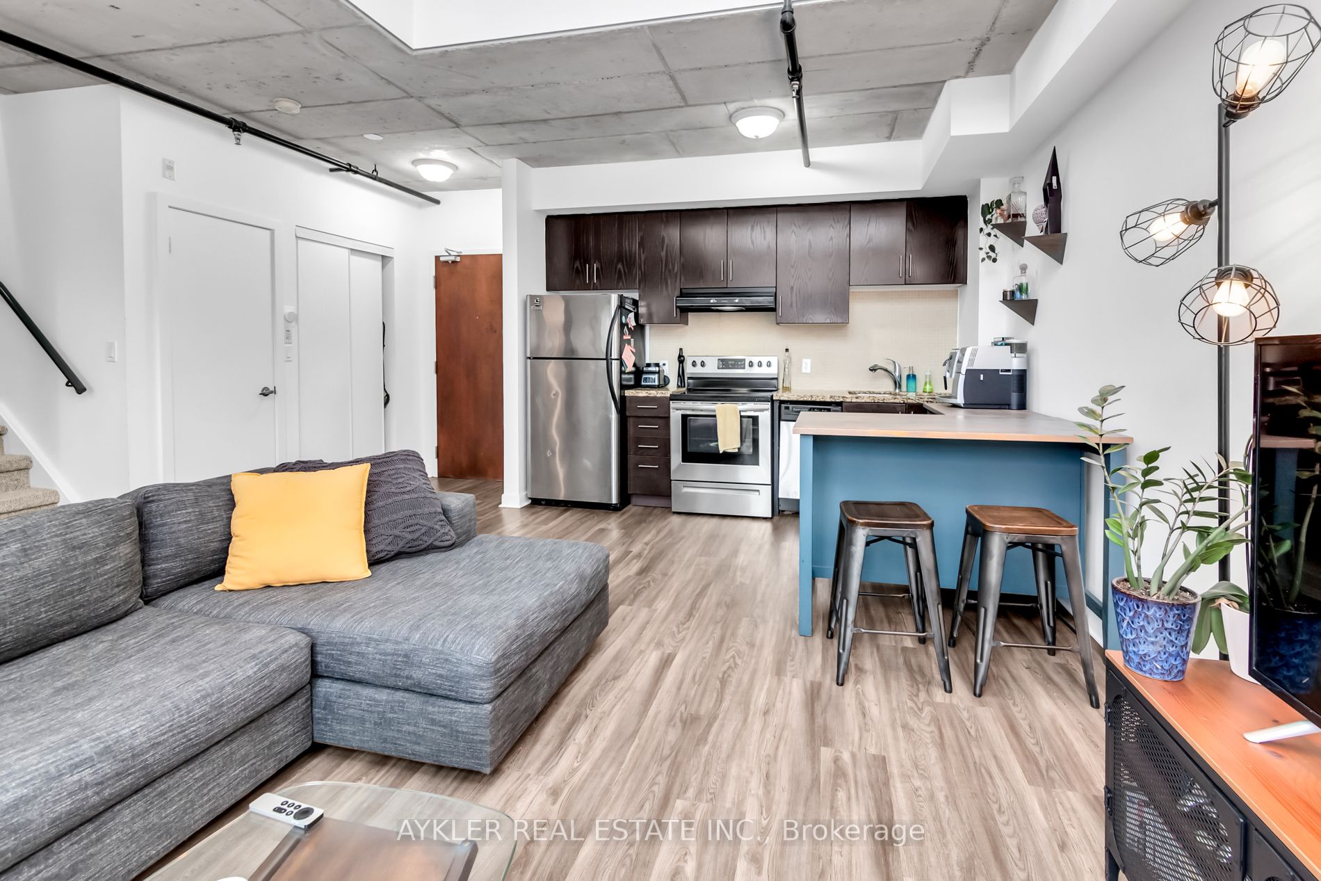 10 Wellesley Pl, #405