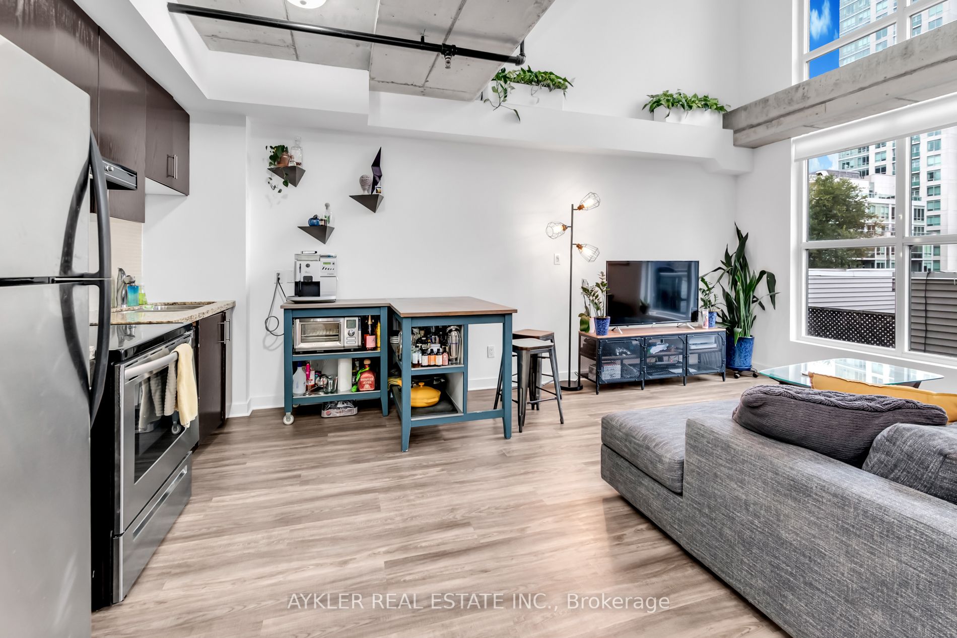 10 Wellesley Pl, #405