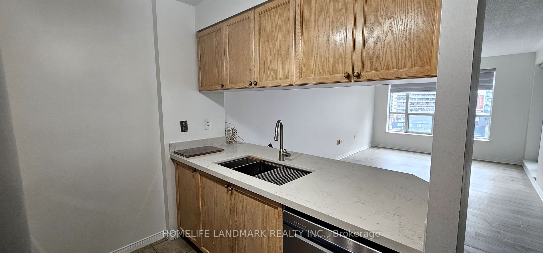 887 Bay St, #1402