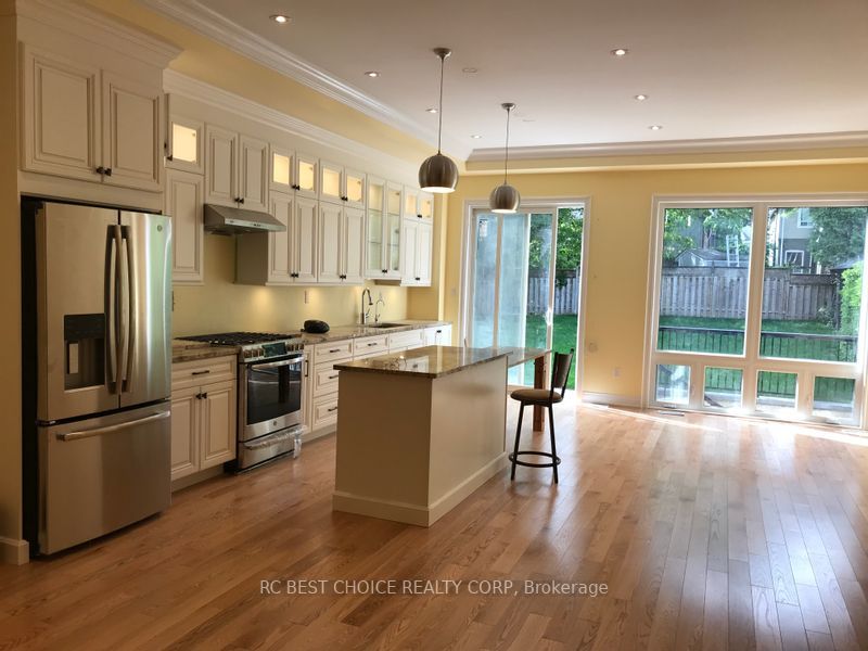 105 Craighurst Ave, #2nd-Fl