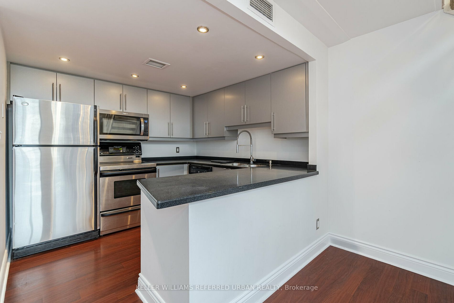 393 King St E, #303