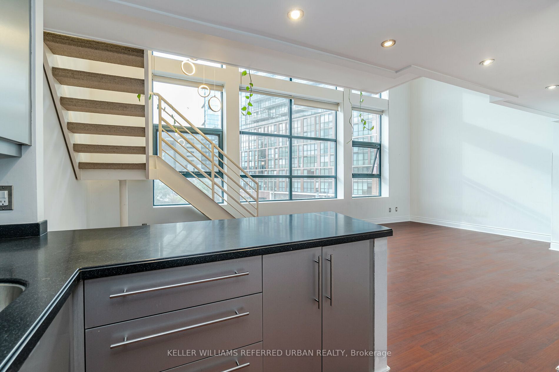 393 King St E, #303