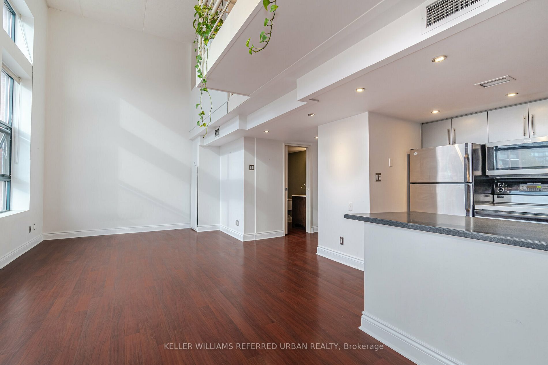 393 King St E, #303