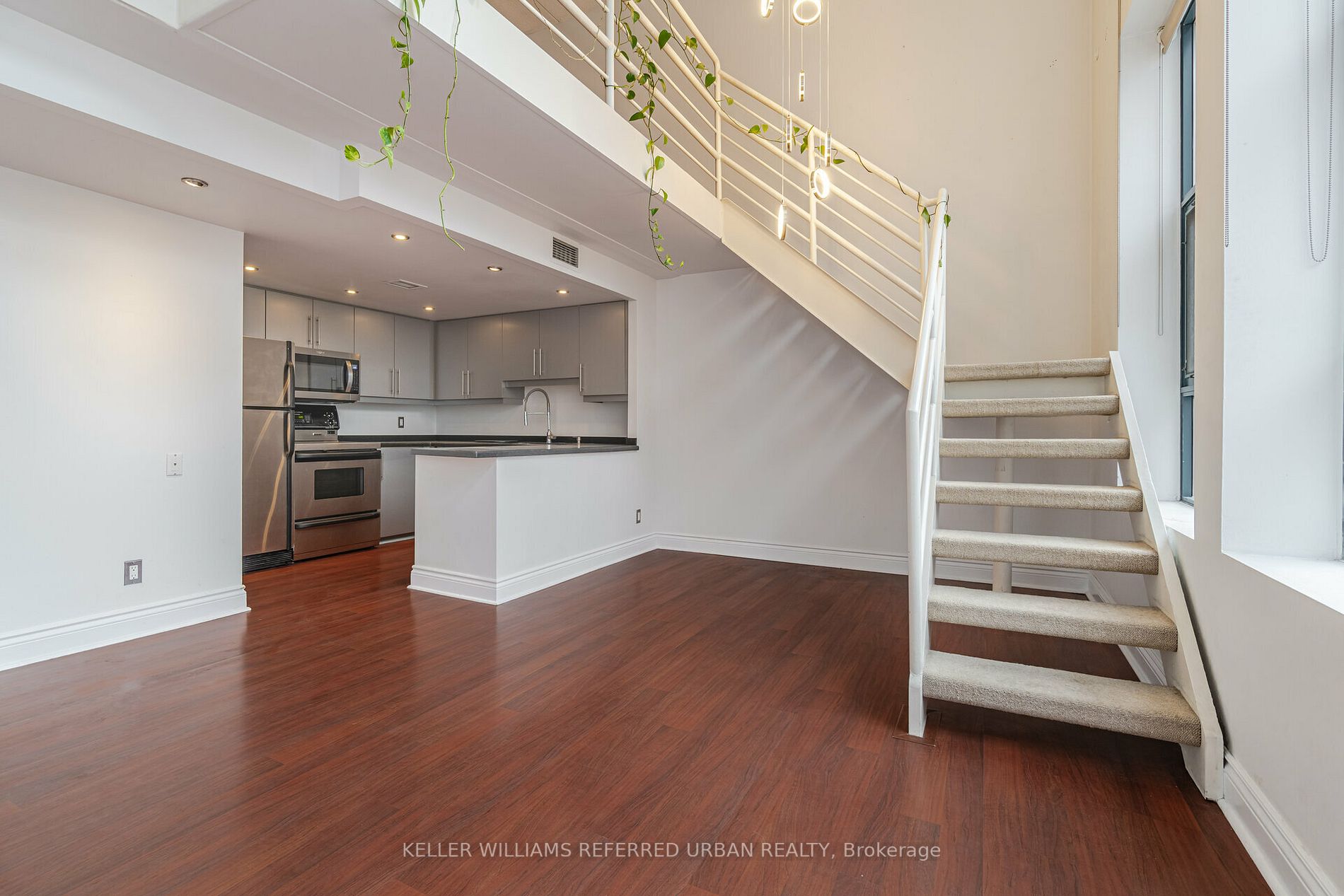 393 King St E, #303