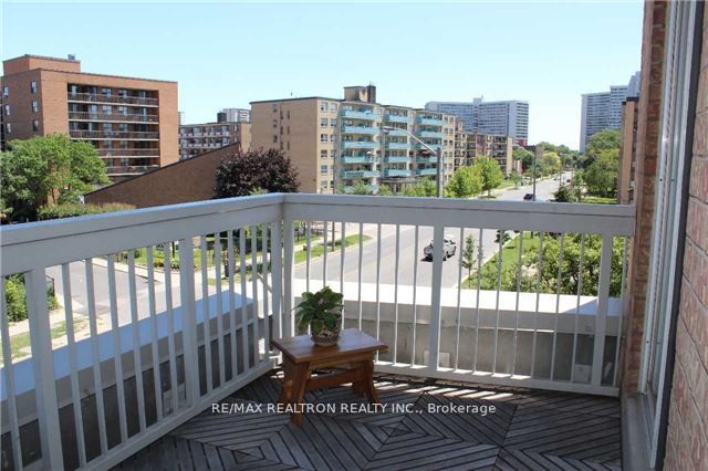 11 Thorncliffe Park Dr, #313