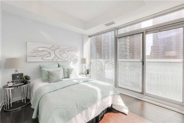 12 York St, #704