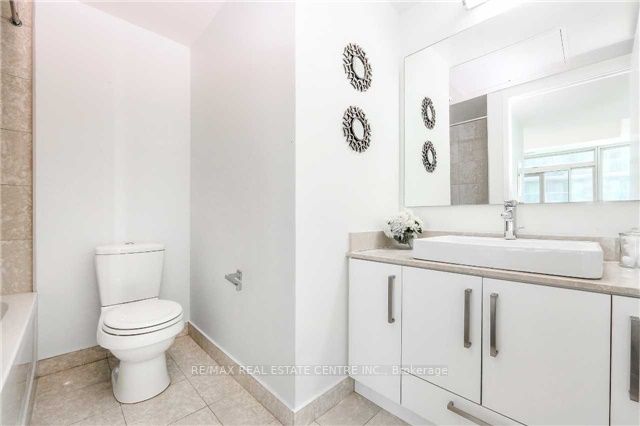 12 York St, #704