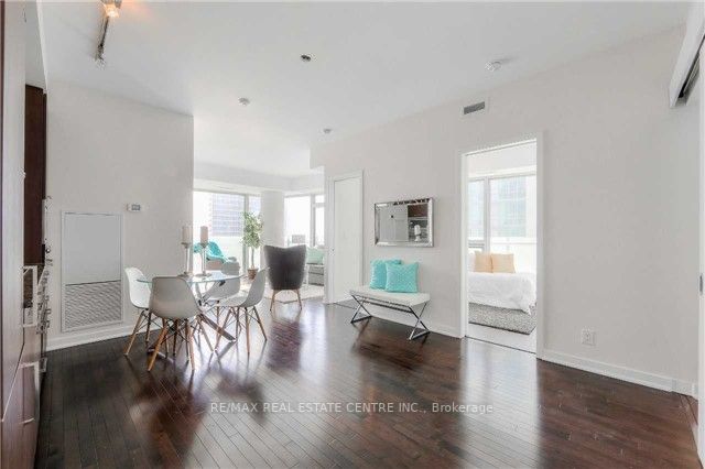12 York St, #704