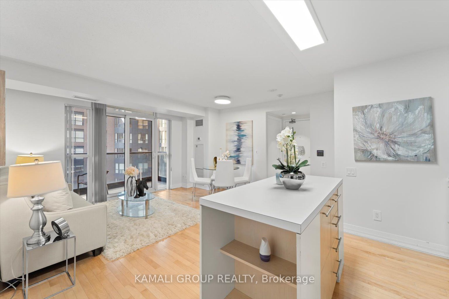 21 Carlton St, #1201
