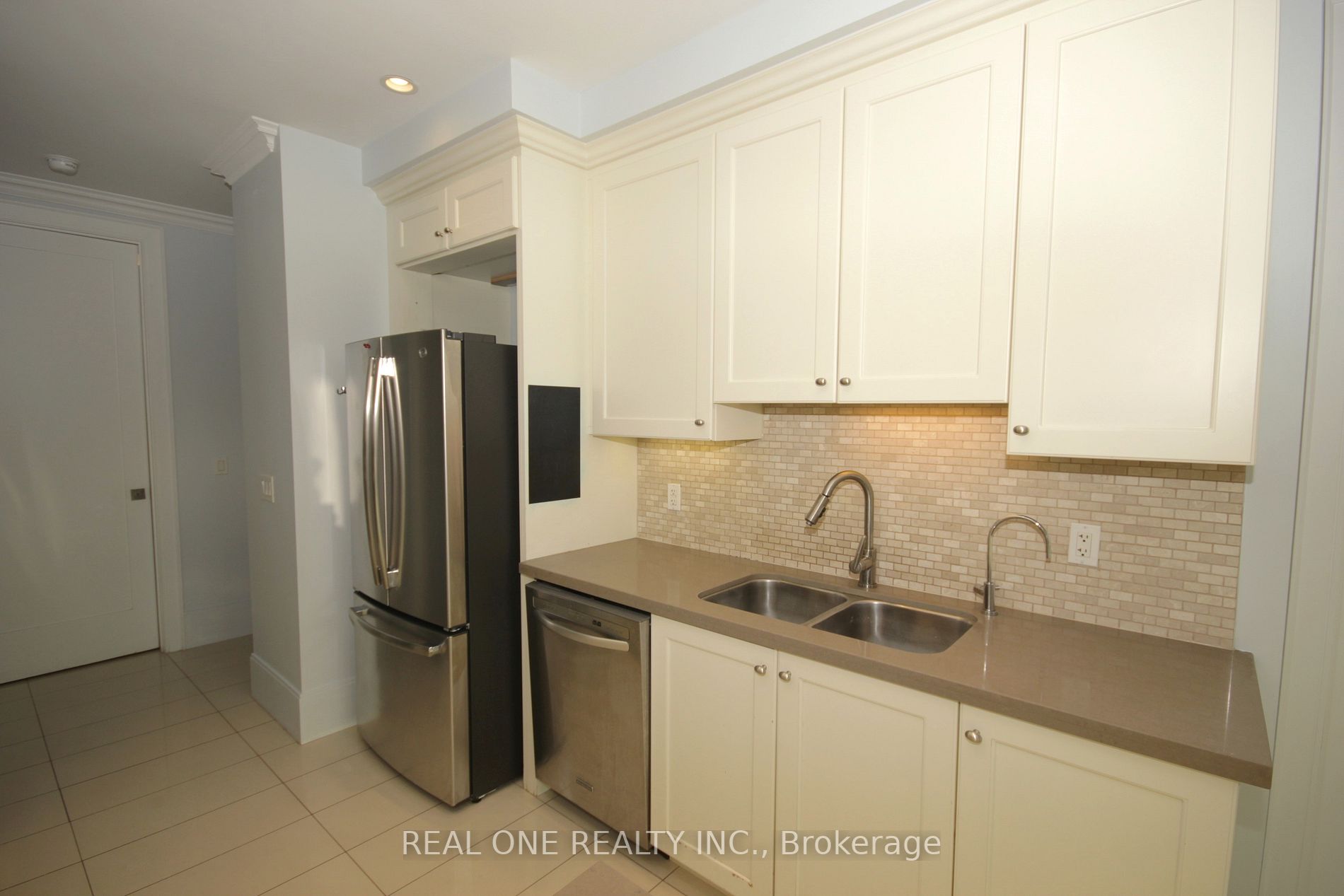 70 Roehampton Ave, #2418